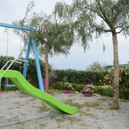 Holiday Homes дом грейс, дом отдыха 캄포펠리체 디 로첼라