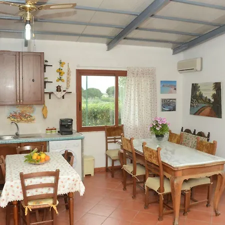 펜션 Holiday Homes дом грейс, дом отдыха 캄포펠리체 디 로첼라