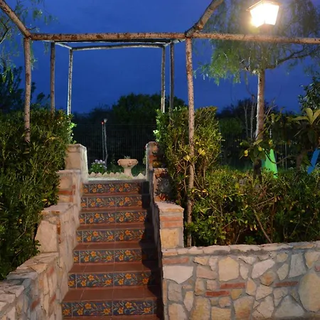 Holiday Homes дом грейс, дом отдыха 캄포펠리체 디 로첼라
