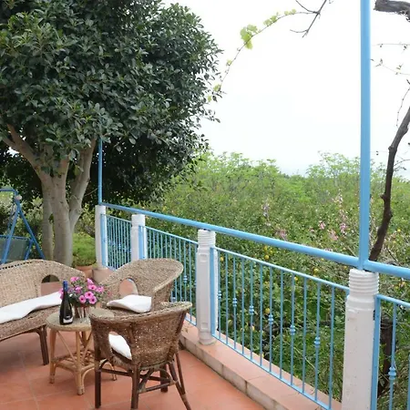 Holiday Homes дом грейс, дом отдыха 펜션 캄포펠리체 디 로첼라