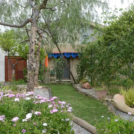 Holiday Homes дом грейс, дом отдыха 캄포펠리체 디 로첼라