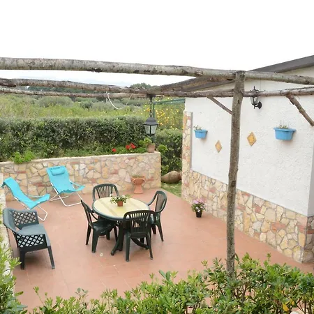 Holiday Homes дом грейс, дом отдыха 캄포펠리체 디 로첼라