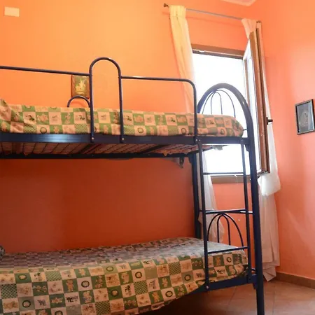Holiday Homes дом грейс, дом отдыха 펜션 캄포펠리체 디 로첼라