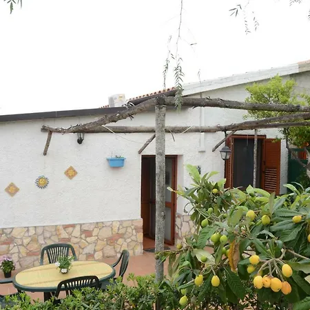 Holiday Homes дом грейс, дом отдыха 펜션 캄포펠리체 디 로첼라